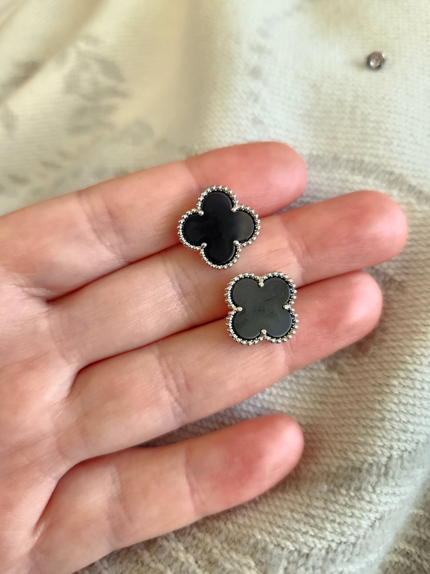 Aros Clovers Onix Trébol Plateado