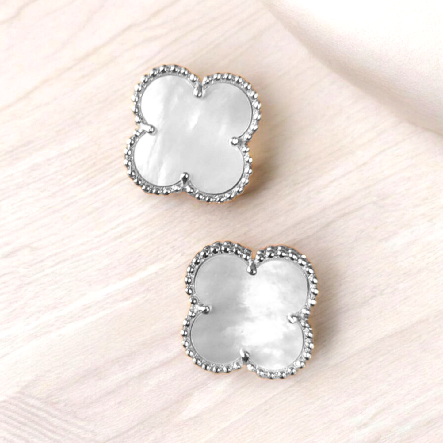 Aros Clovers Nacar Trébol Plateado