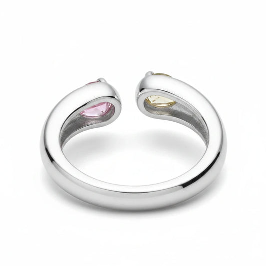 Anillo abierto Ámbar Joyas en tono plateado con dos circonitas en forma de gota, una rosa y otra amarilla.
