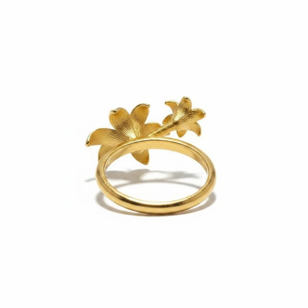 Anillo abierto Ámbar Joyas con diseño de doble flor de lirio en oro de 18k con acabado texturizado y elegante.