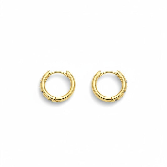 Aros huggie Ámbar Joyas en baño de oro 18k con circones brillantes y diseño minimalista sobre fondo blanco