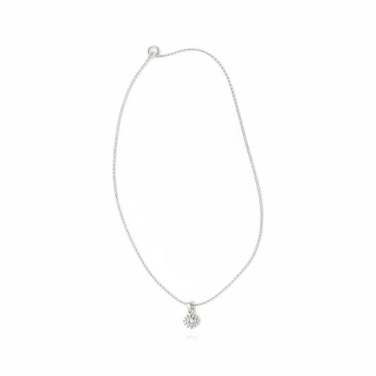 Collar fino Ámbar Joyas con colgante de flor en baño de plata, diseño minimalista y elegante para uso diario.