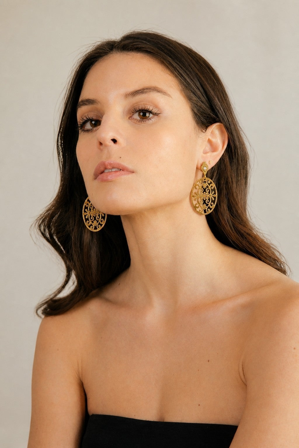 Aros Colgantes Filigrana Oval puestos en modelo