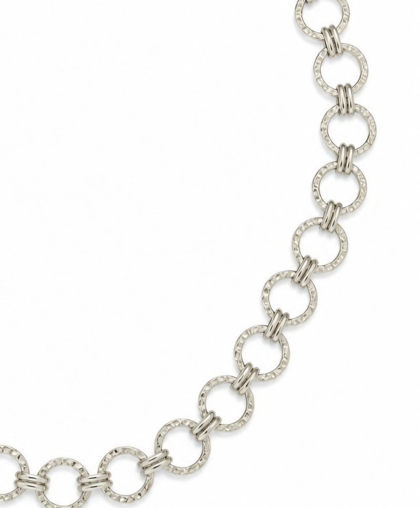 Detalle de collar aros redondos texturizados baño de plata con dobles argollas