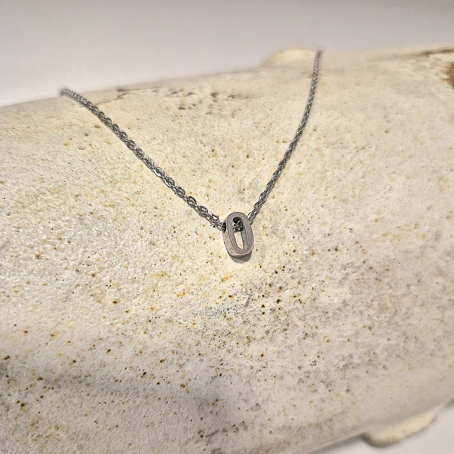 Collar Inicial en Acero Inoxidable Plateado