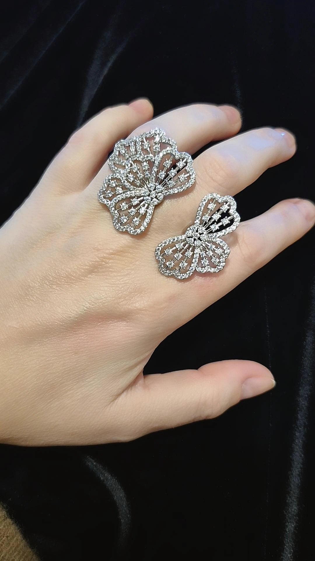 Anillo Doble Flor Encaje Ajustable – Baño de Rodio