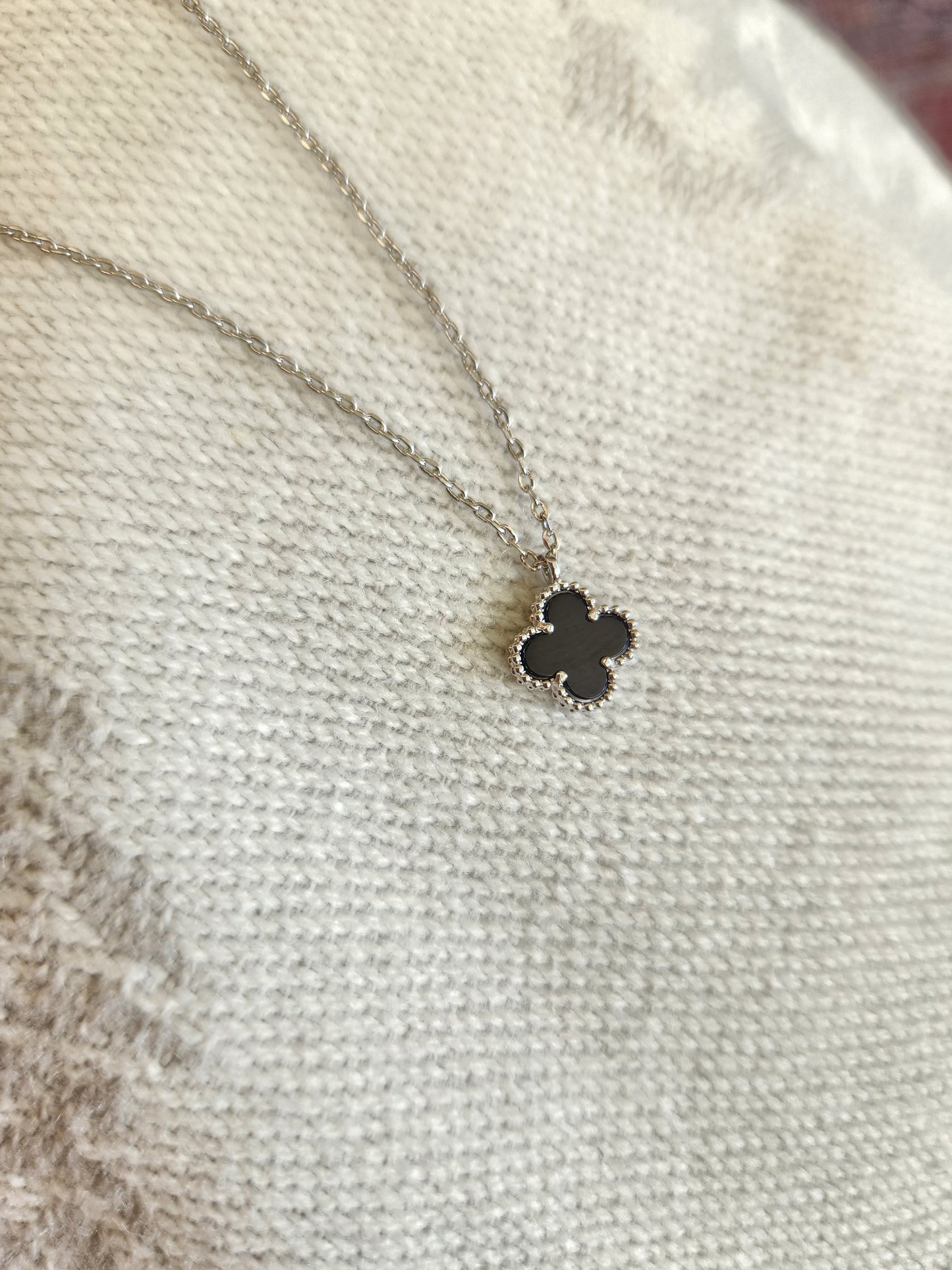Cadena Sweet Clover Onix Trébol Plateado