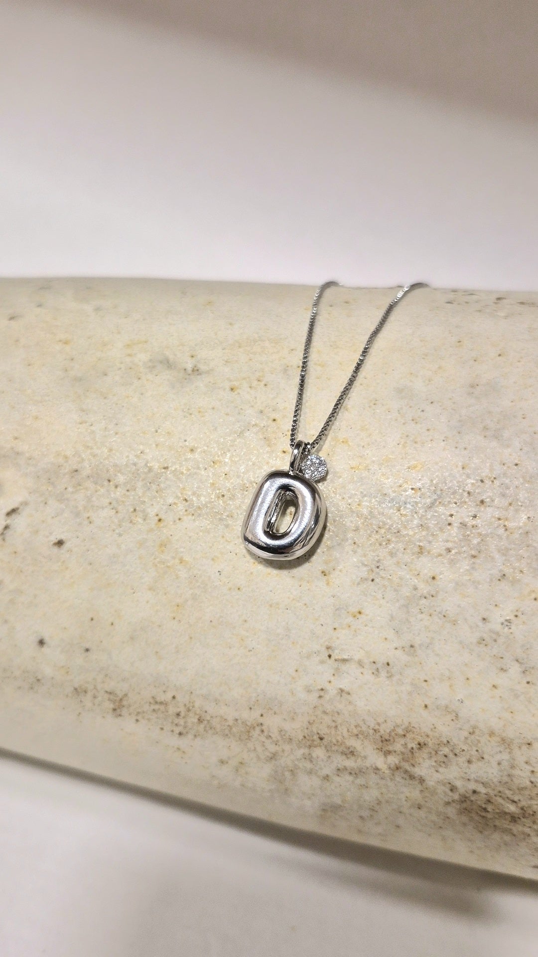 Collar con Inicial Bubble Plateado – Personalizado