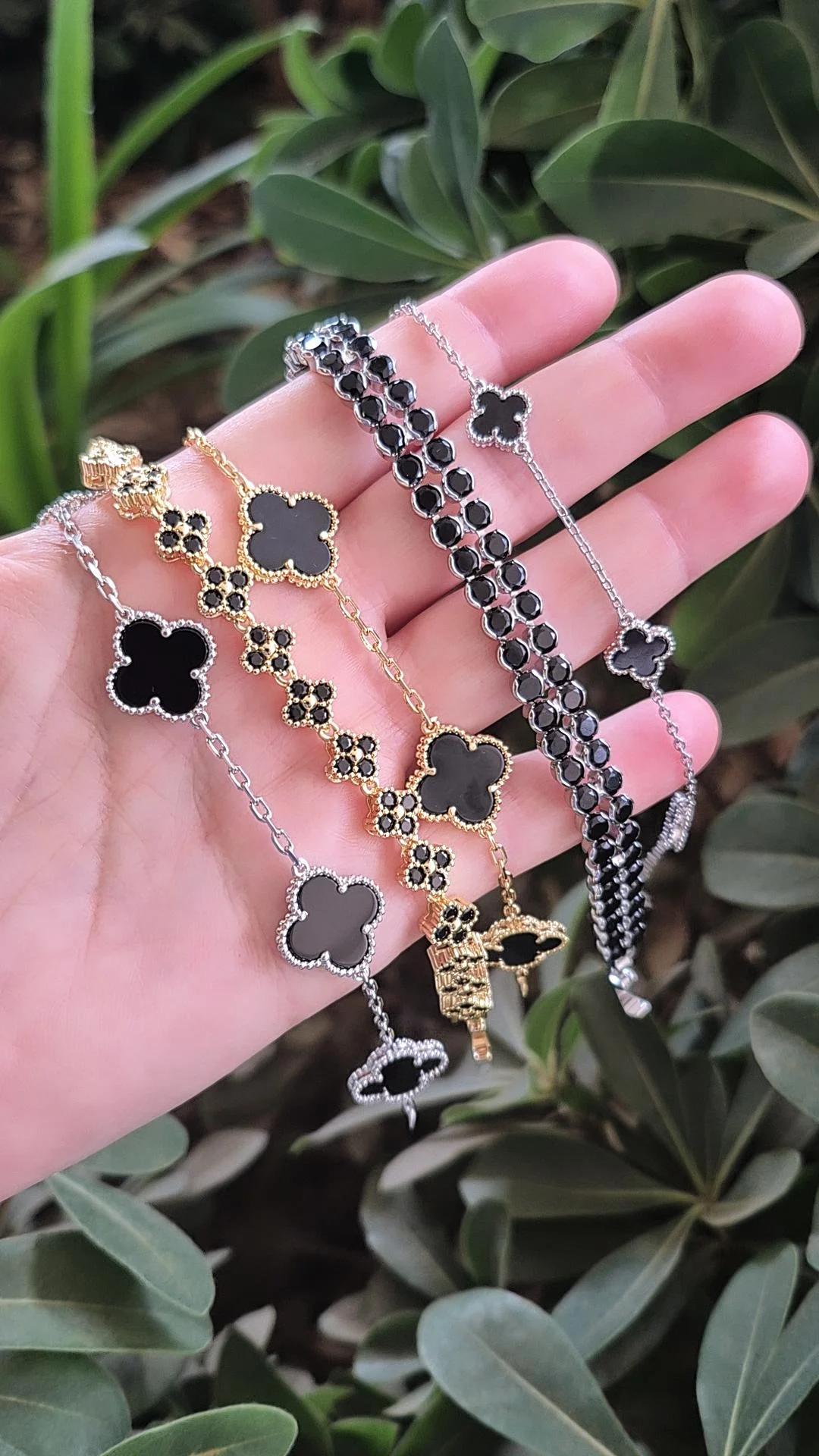 Pulsera Clover Mini con Circonitas Negras - Baño de oro