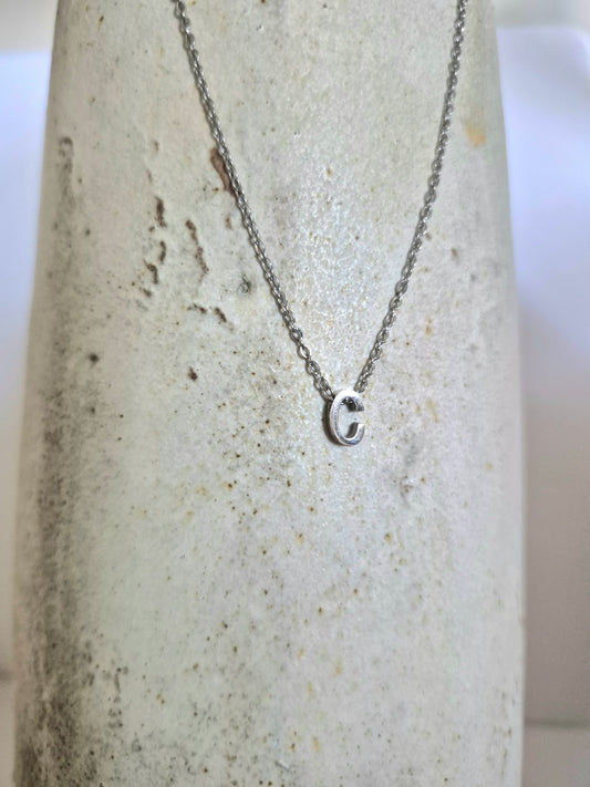 Collar Inicial en Acero Inoxidable Plateado