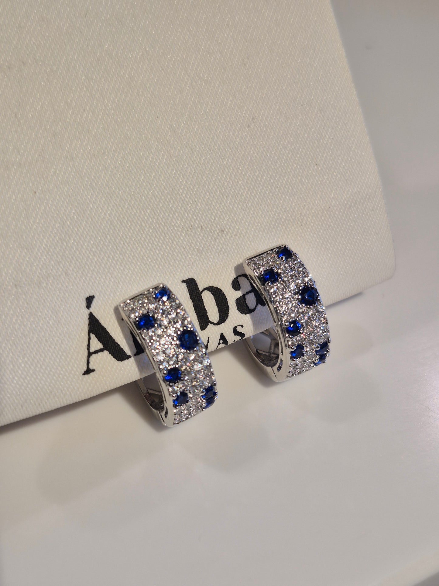 Argollas Mini con Piedra Azul – Baño de Rodio
