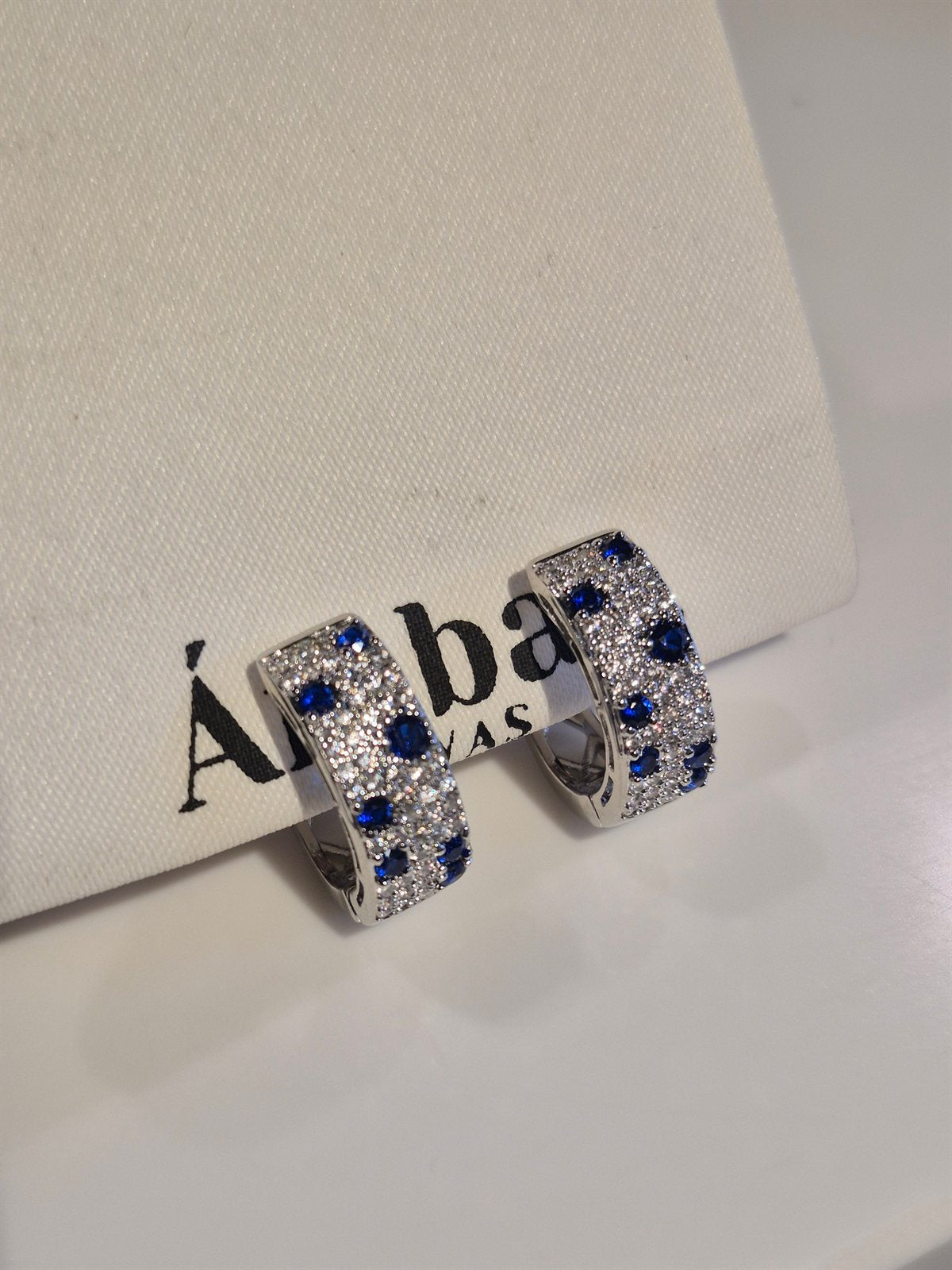 Argollas Mini Piedra Violeta – Baño de Rodio - Ámbar Joyas (foto 3)