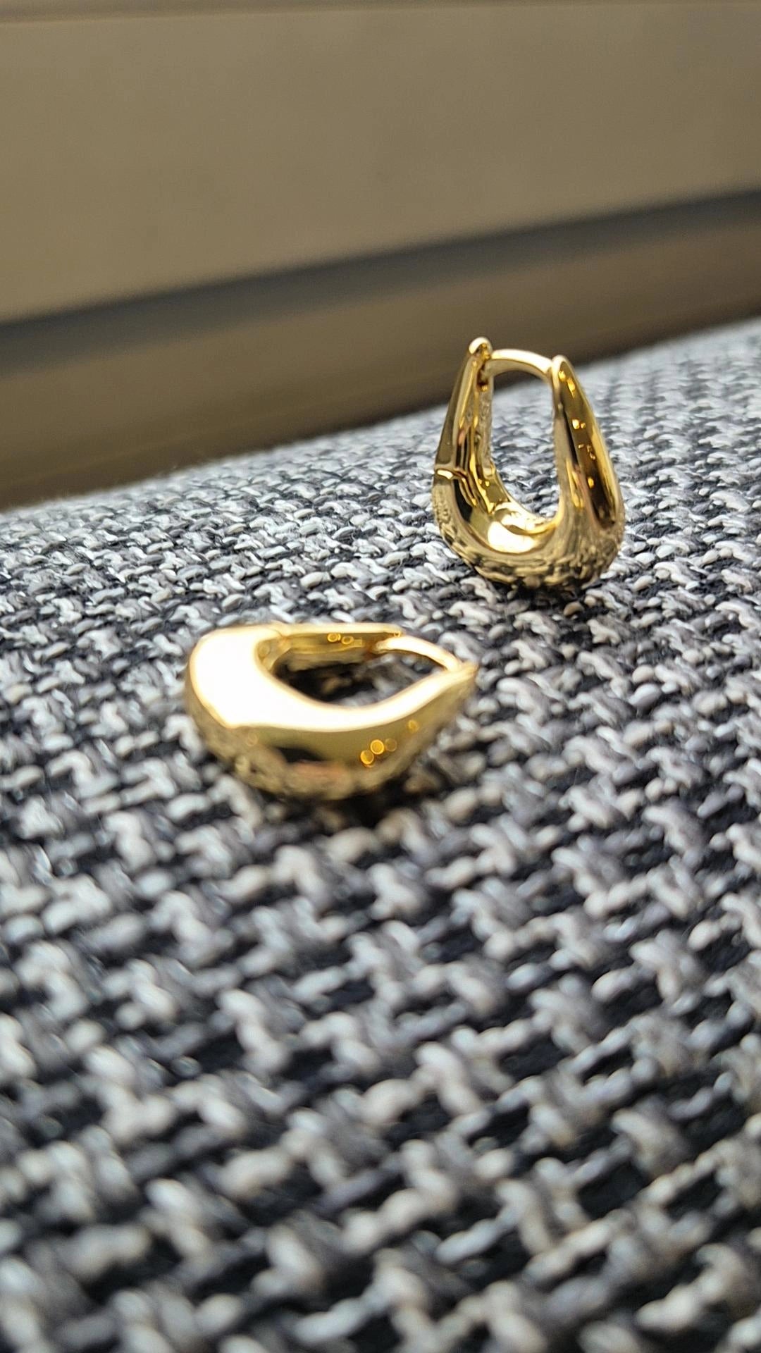Argollas Gota Esculpida en Plata 925 - Oro 18K