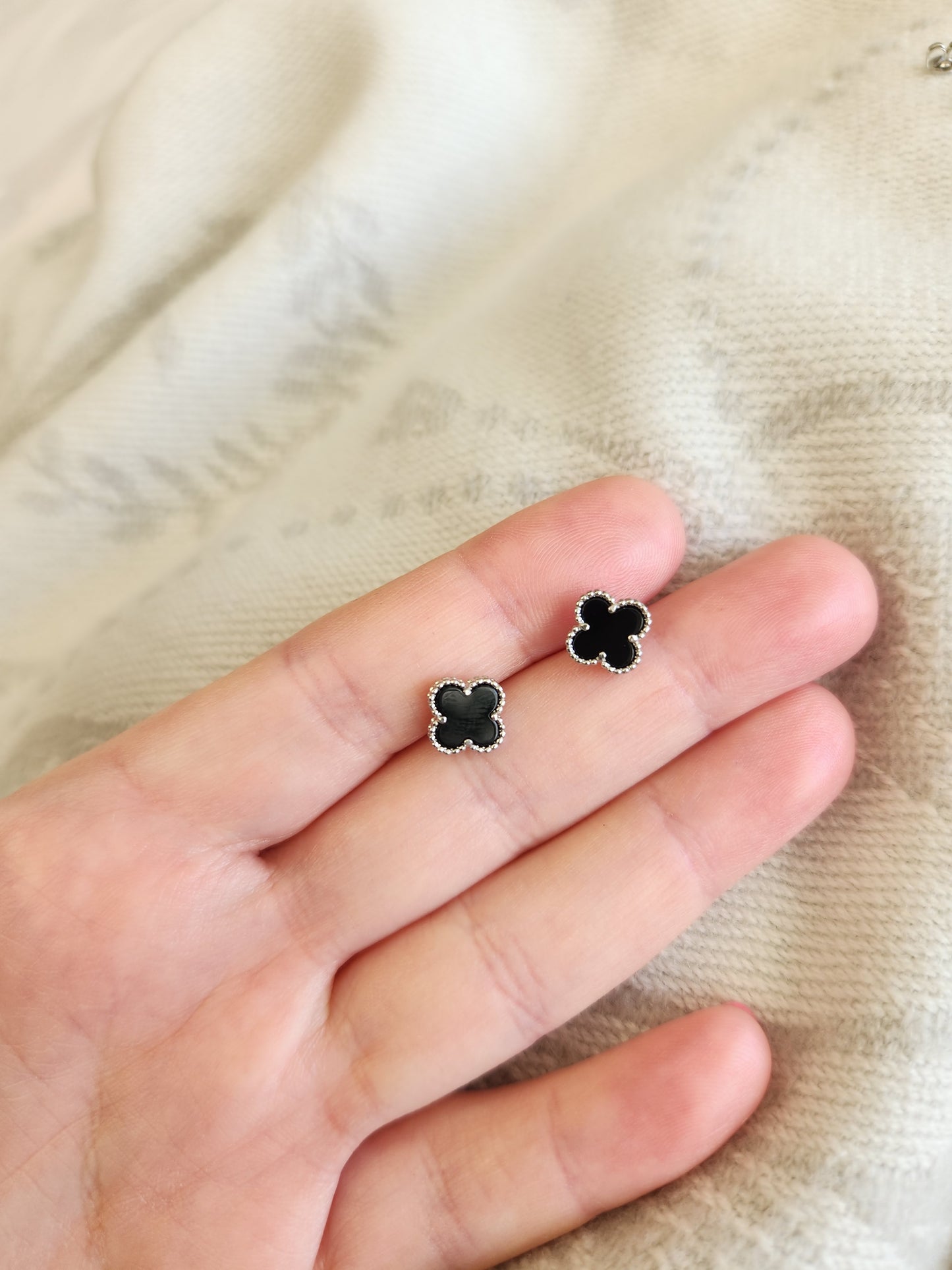 Aros Sweet Clovers Onix Trébol Plateado