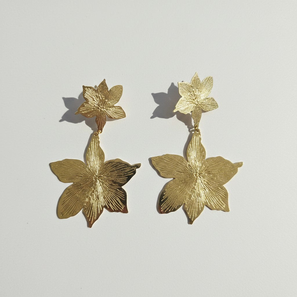 Aros Doble Flor Texturizada – Baño de Oro 18k