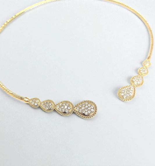 Collar abierto con baño de oro y circonitas – Diseño Gota Imperial
