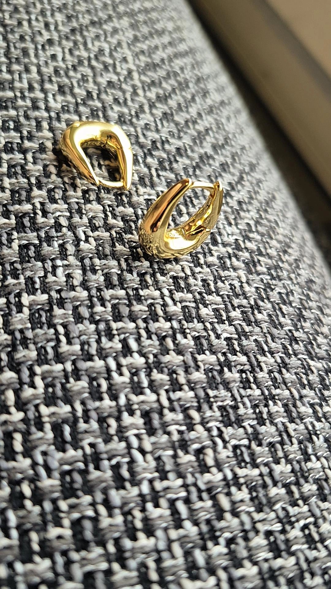 Argollas Gota Esculpida en Plata 925 - Oro 18K