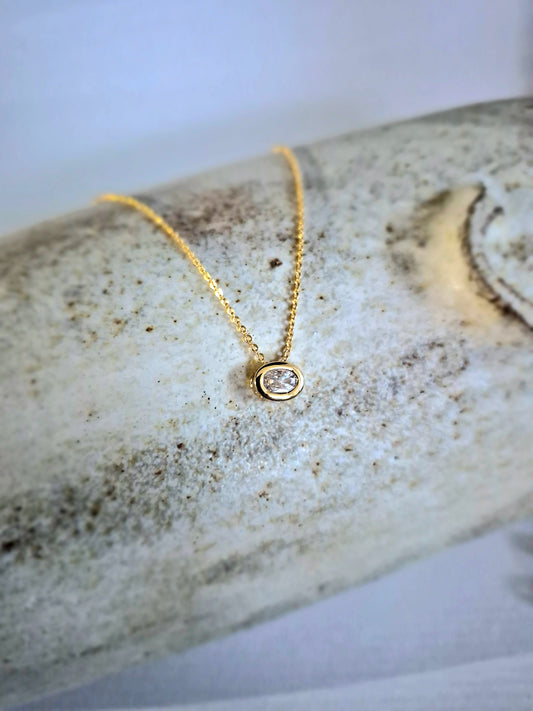 Collar Dorado con Cristal Ovalado Facetado – Baño de Oro