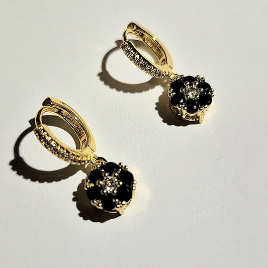 Aros Flor Negra en Baño de Oro 18K