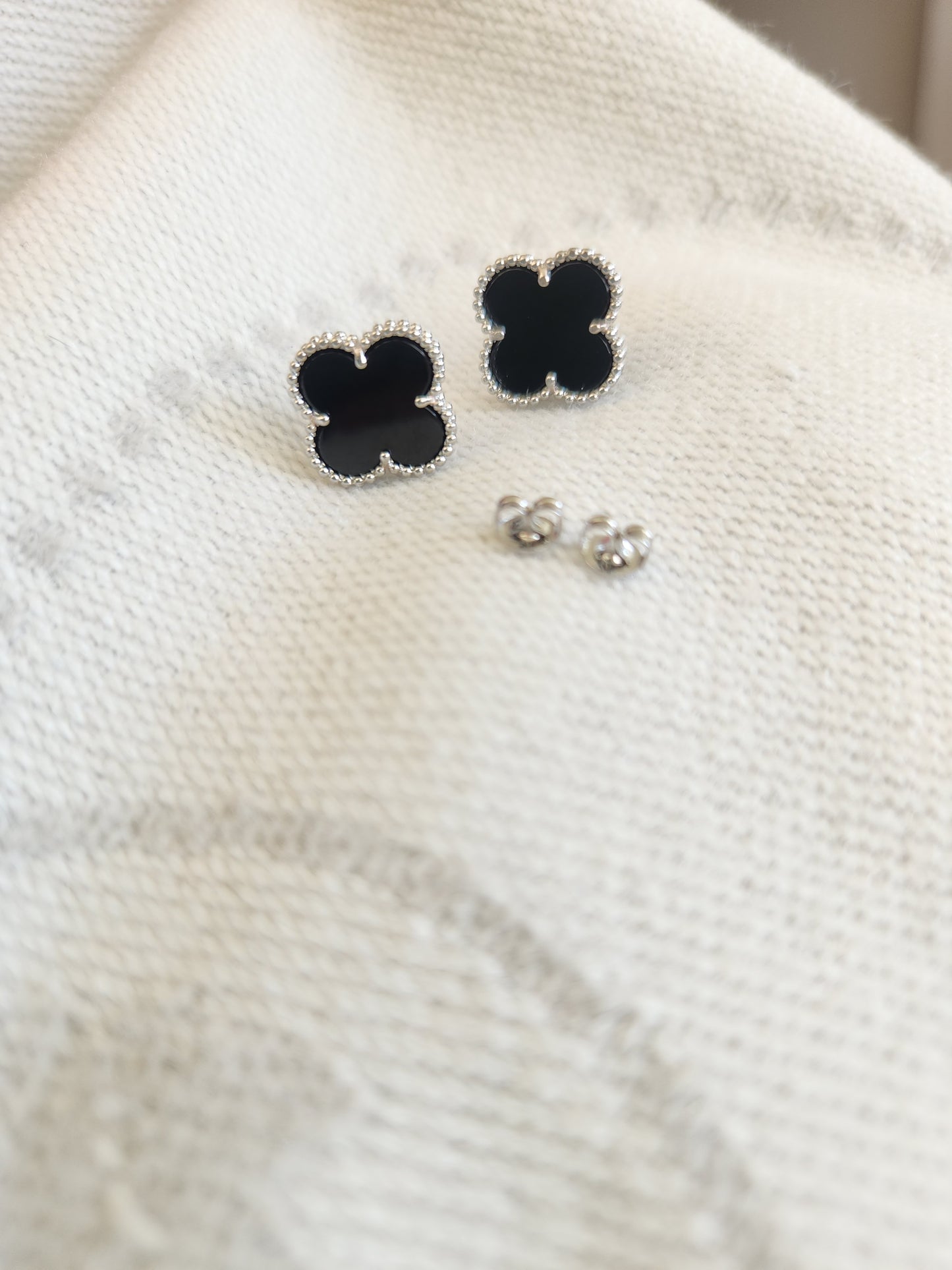 Aros Clovers Onix Trébol Plateado