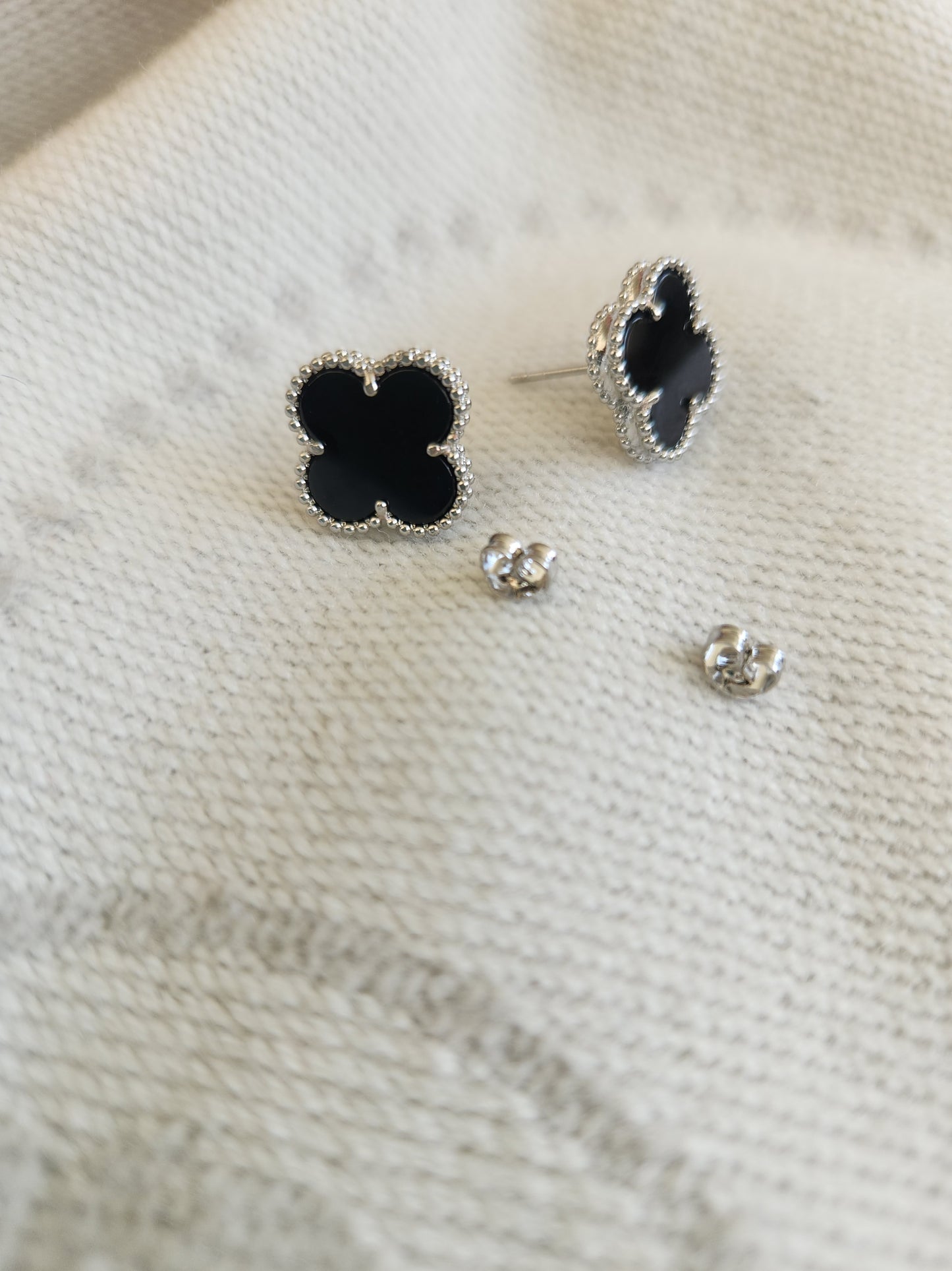 Aros Clovers Onix Trébol Plateado