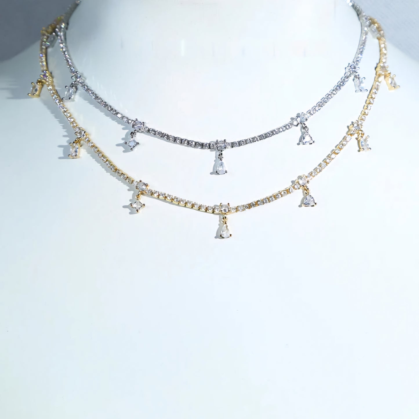 Collar Tennis con Dijes de Circonitas – Baño de Oro *