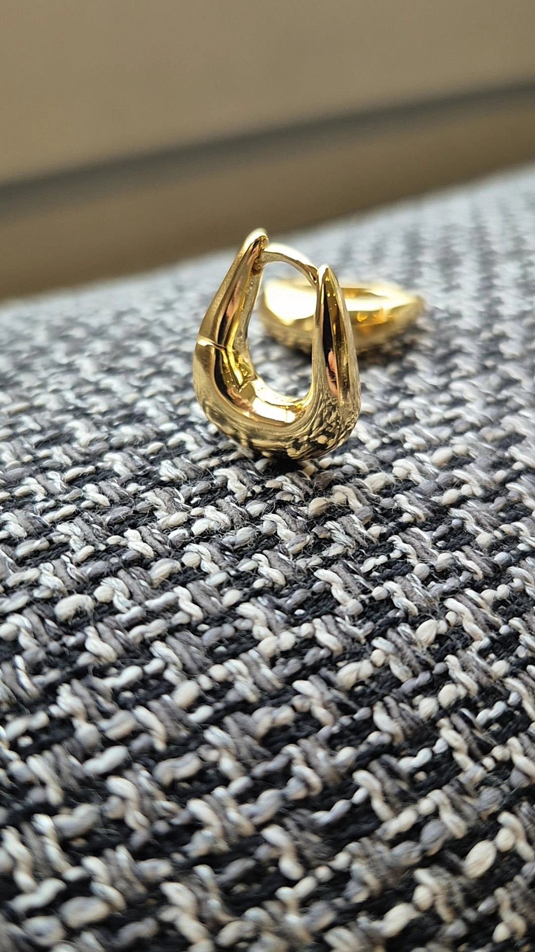 Argollas Gota Esculpida en Plata 925 - Oro 18K