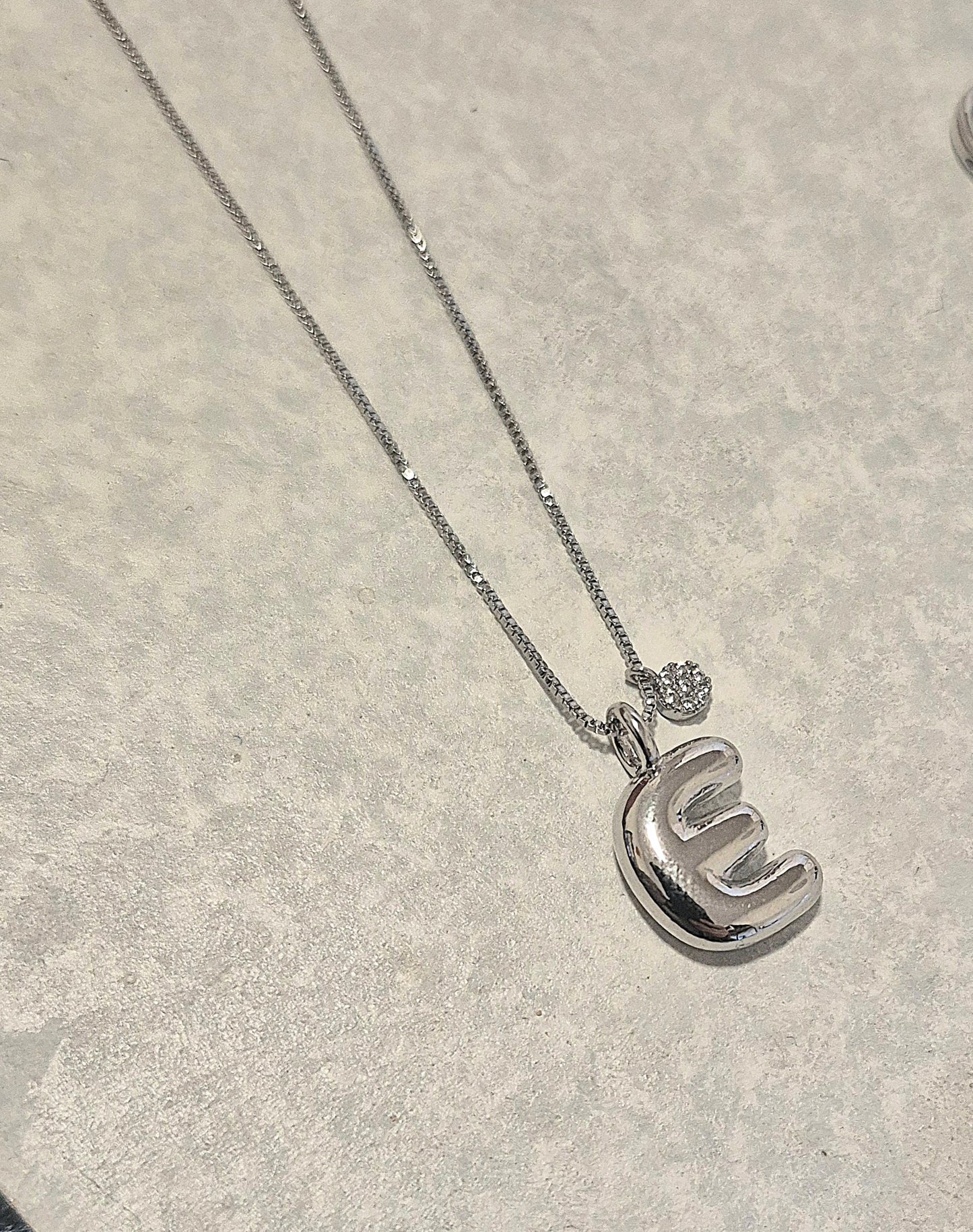 Collares con Inicial Bubble Plateado