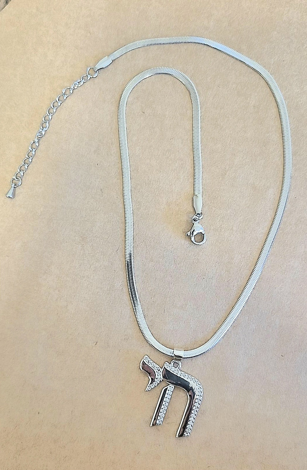 Collar Jai con Zirconias – Símbolo de Vida y Protección