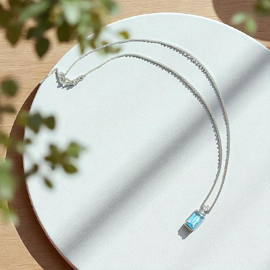 Collar Piedra Azul Rectangular con Circonia – Baño de Rodio