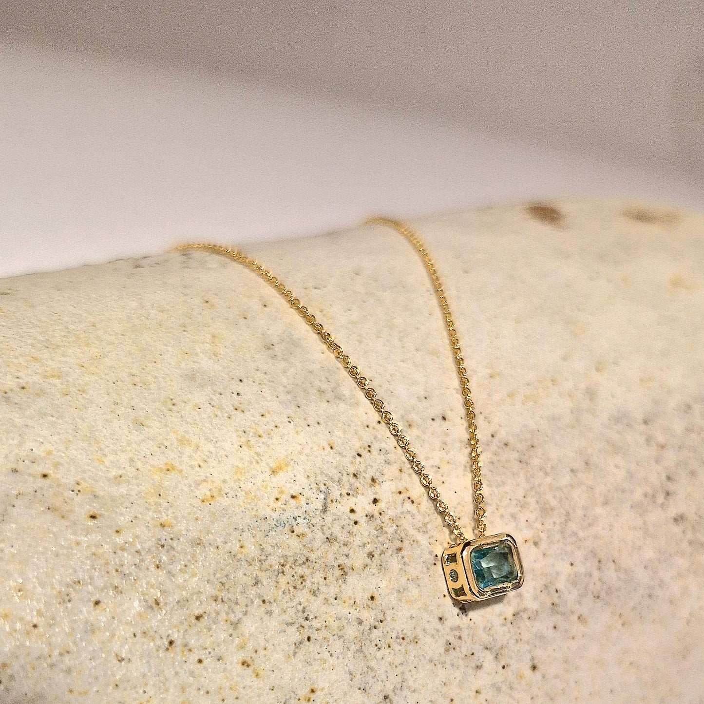 Collar Circón Rectangular Celeste Bisel