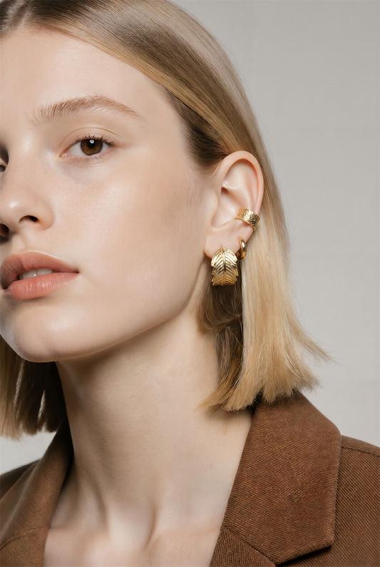 Aros Hoja Pluma – Baño de Oro 18k - Ámbar Joyas (foto 2)