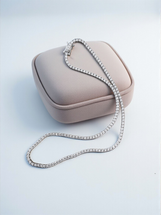 Collar tennis sobre un estuche de joyas
