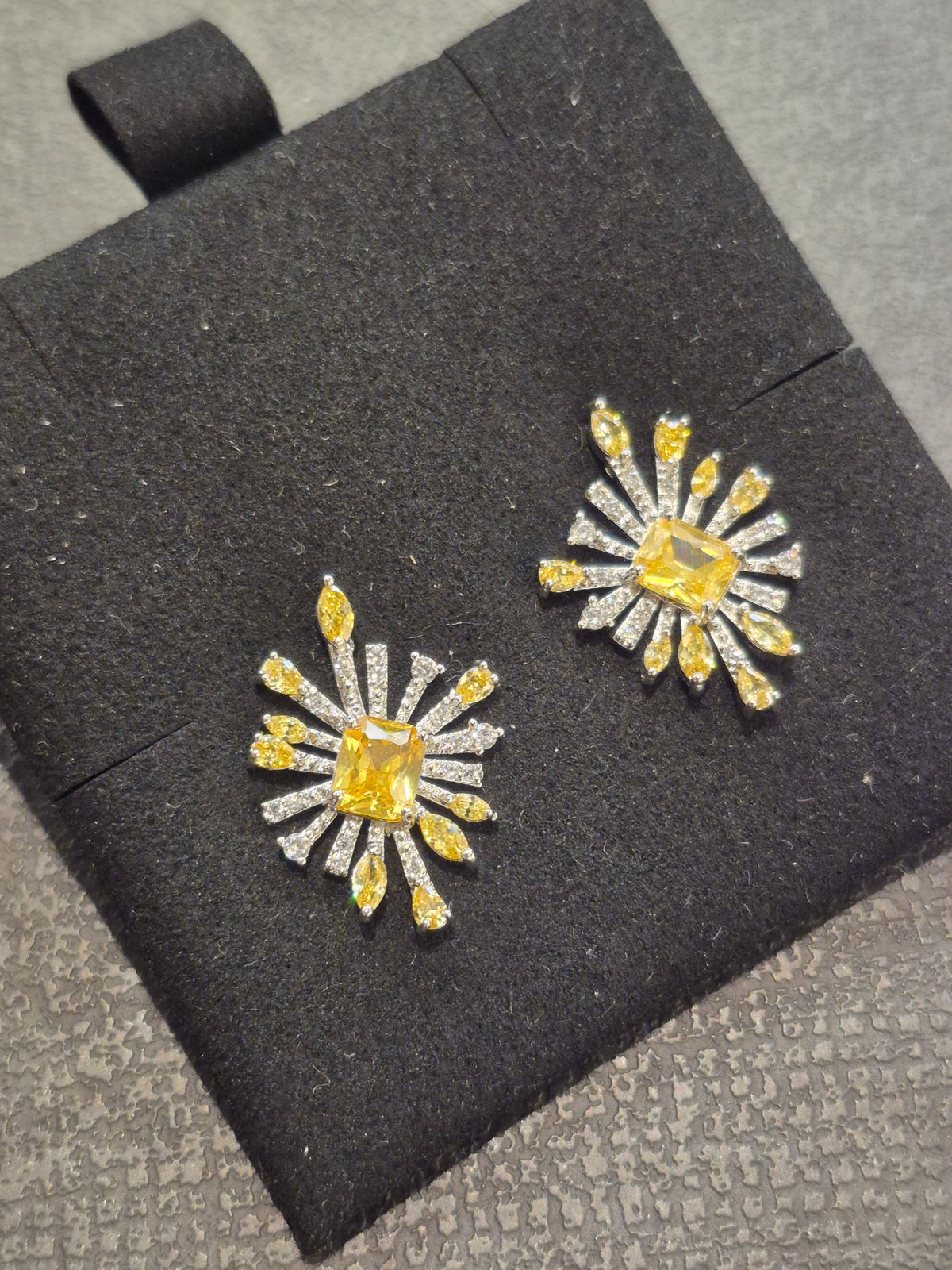 Aros Rectángulo Prisma Circones – Baño de Rodio - Ámbar Joyas (foto 2)