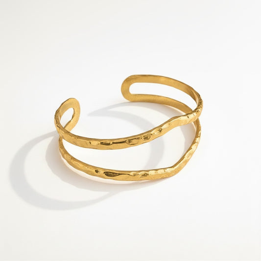 Brazalete Doble Banda Martillado – Baño de Oro