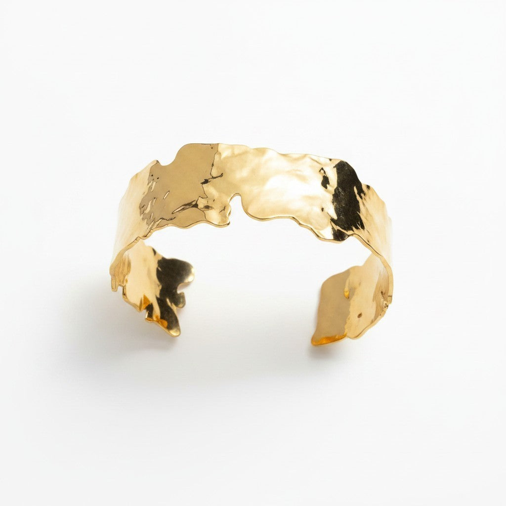 Brazalete Ancho Borde Irregular Martillado – Baño de Oro