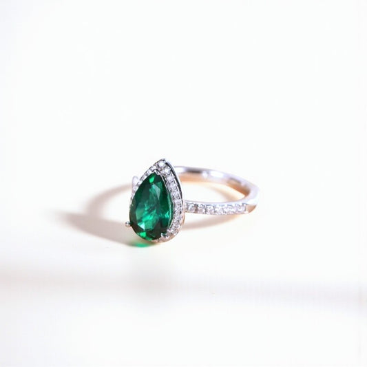 Anillo Pera de Esmeralda de Laboratorio con Moissanitas en Plata 925