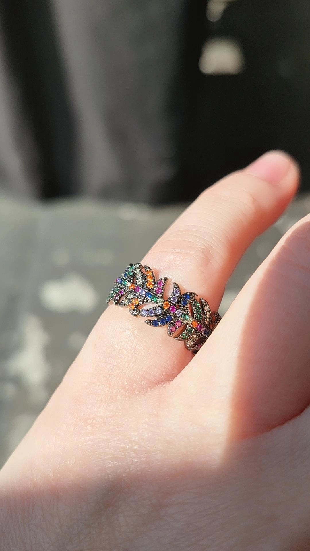 Anillo Plumas Multicolor – Baño de Rodio Negro - Talla 12