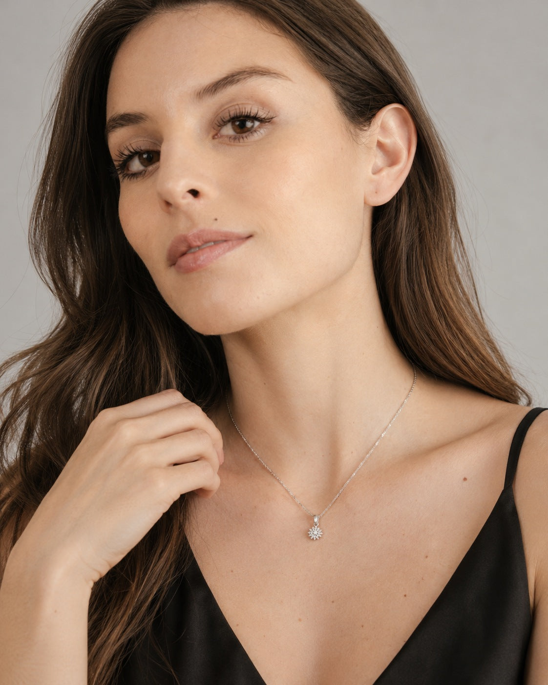 Collar Fino Colgante Flor puesto - Ámbar Joyas