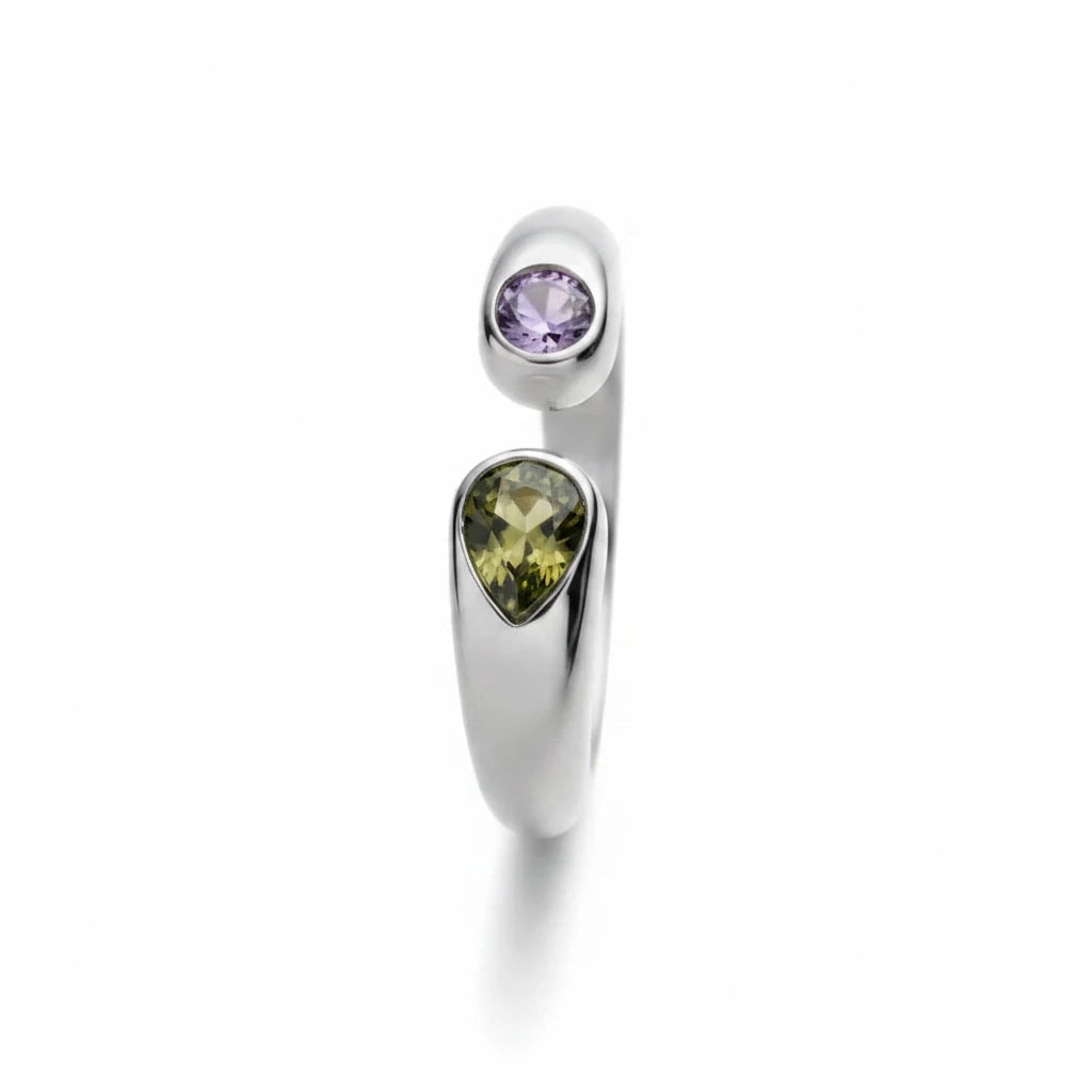 Anillo abierto Ámbar Joyas de plata con dos circonitas en forma de gota, una morada y otra oliva, diseño ajustable.