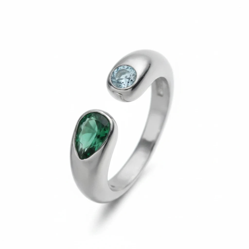 Anillo abierto Ámbar Joyas de plata con dos circonitas en forma de gota, una verde y otra azul claro.