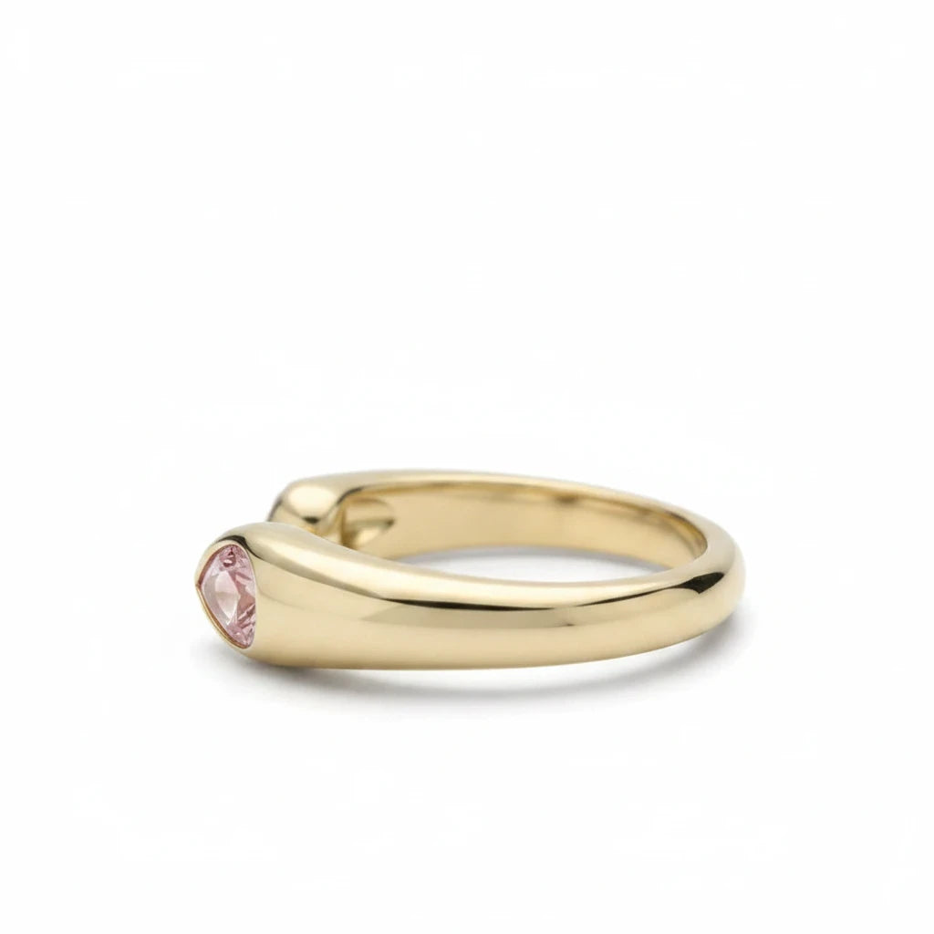 Anillo abierto Ámbar Joyas en tono dorado con circonita rosa en forma de gota, diseño minimalista y elegante.