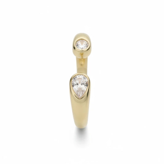 Anillo abierto Ámbar Joyas en tono dorado con dos circonitas blancas en forma de gota y banda pulida