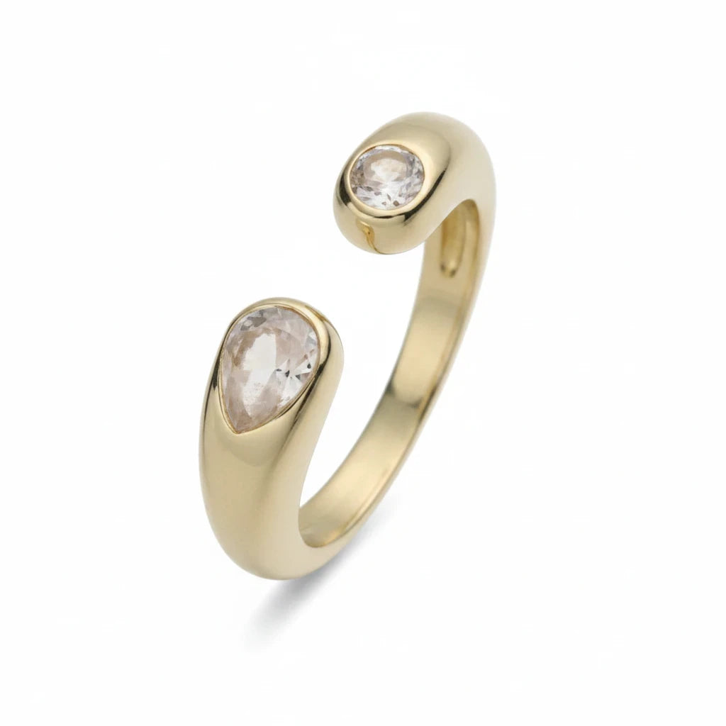 Anillo abierto Ámbar Joyas en tono dorado con dos circonitas blancas en forma de gota y banda pulida ajustable.