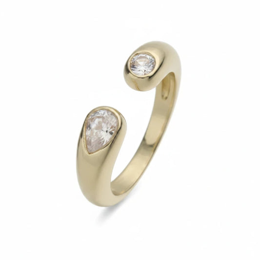 Anillo abierto Ámbar Joyas en tono dorado con dos circonitas blancas en forma de gota en los extremos.