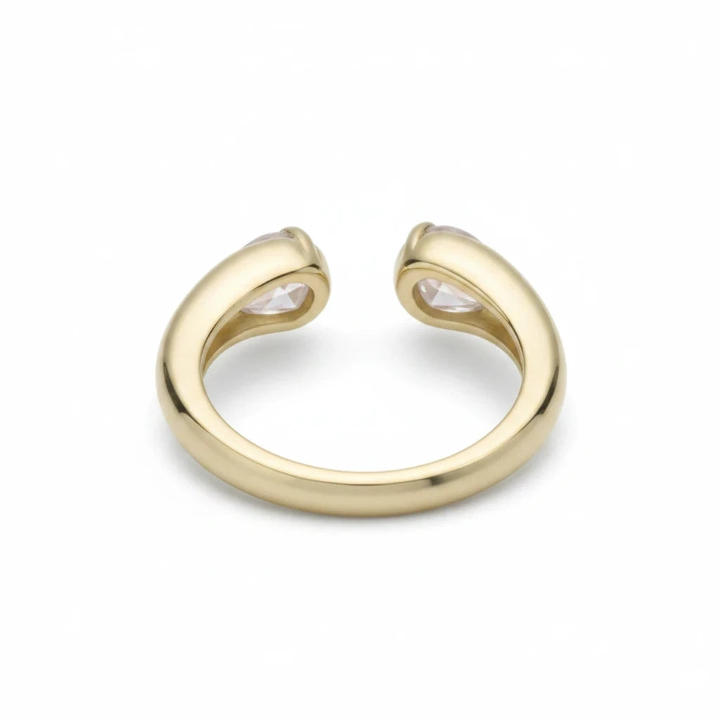 Anillo abierto Ámbar Joyas en tono dorado con dos circonitas blancas en forma de gota en los extremos