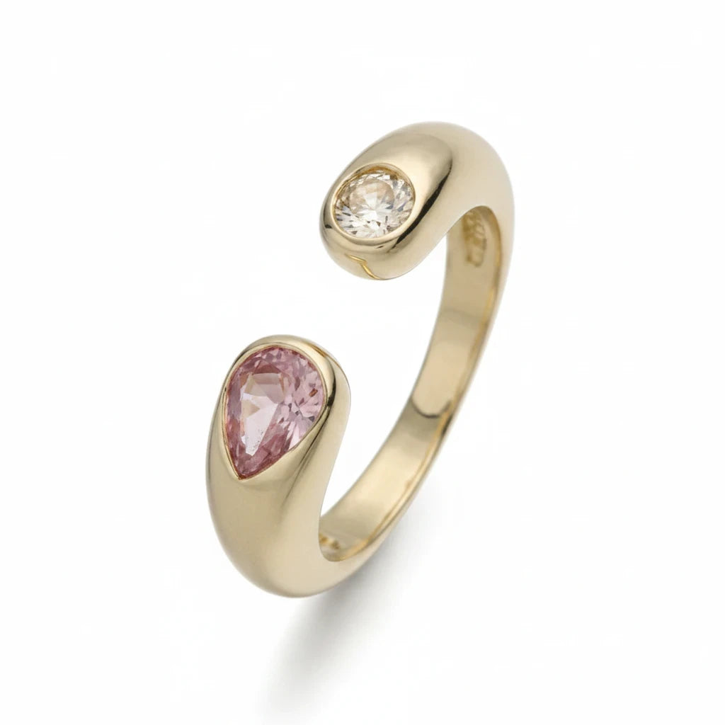 Anillo abierto Ámbar Joyas en tono dorado con circonitas en forma de gota, una rosa y otra transparente.