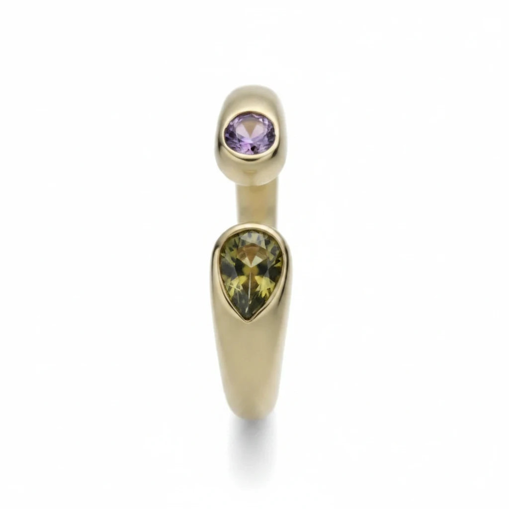 Anillo abierto Ámbar Joyas en tono dorado con piedra violeta circular y piedra verde en forma de gota