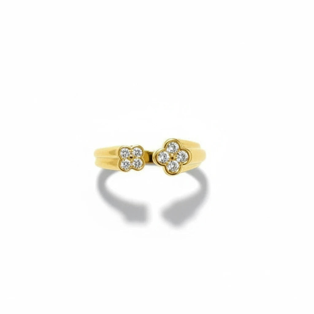 Anillo abierto Ámbar Joyas en tono dorado con motivos florales y circonitas brillantes sobre fondo blanco.