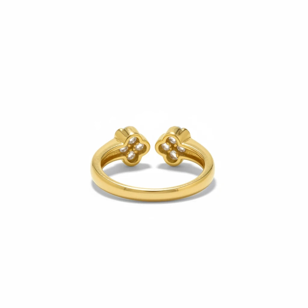 Anillo abierto Ámbar Joyas en tono dorado con motivos florales y circonitas brillantes sobre fondo blanco.